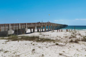 Short Walk to The Beach! Community Pool! Sleeps 6!